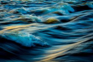 Langzeitaufnahme von Wasserströmung in der Dämmerung