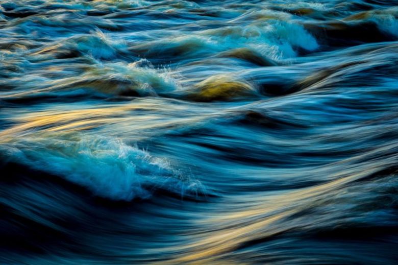 Langzeitaufnahme von Wasserströmung in der Dämmerung